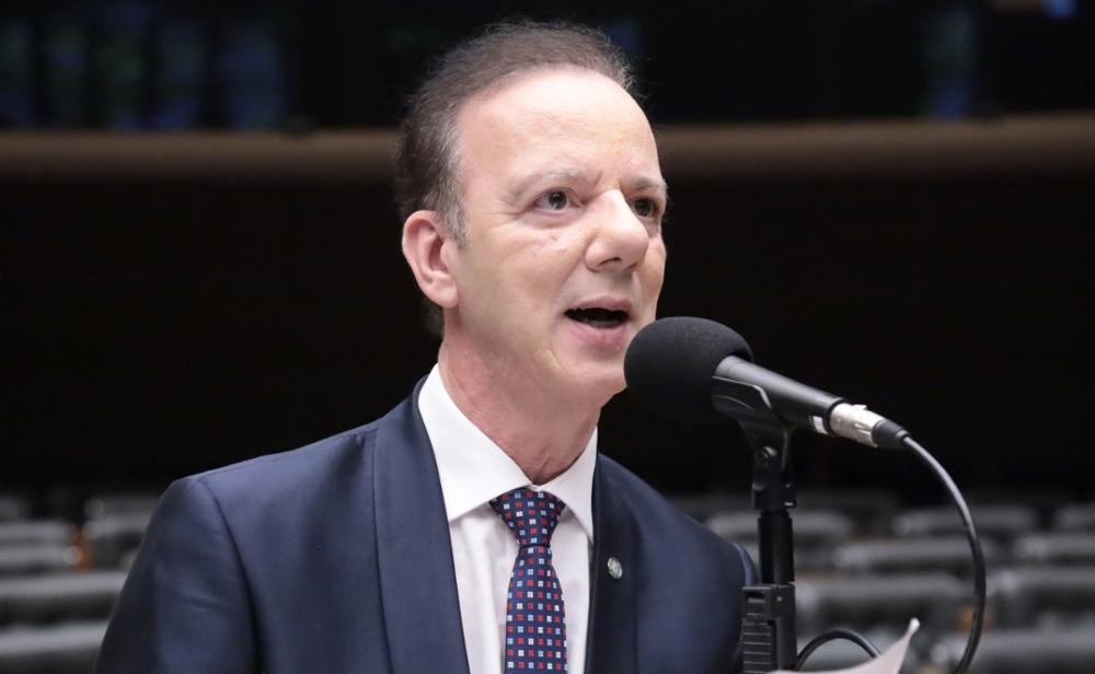 Comissão aprova projeto que proíbe escolas privadas de barrar o reaproveitamento de livros didáticos Comissão aprova projeto que proíbe escolas privadas de barrar o reaproveitamento de livros didáticos