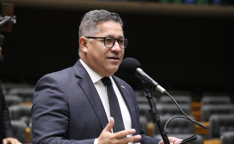 Comissão aprova projeto que determina tradução de Constituição para línguas indígenas – Notícias