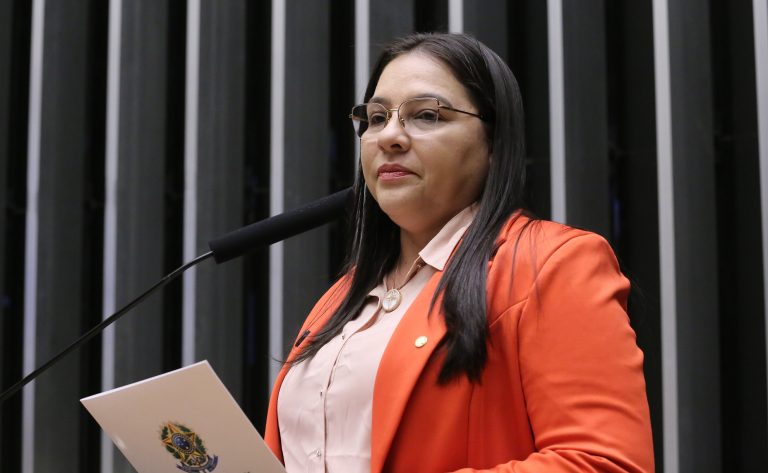 Comissão aprova projeto que proíbe crianças e adolescentes de divulgarem jogos de azar – Notícias