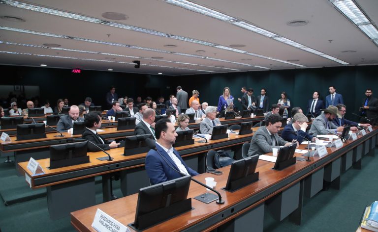 Conselho de Ética analisa processos contra deputados nesta terça-feira Conselho de Ética analisa processos contra deputados nesta terça-feira