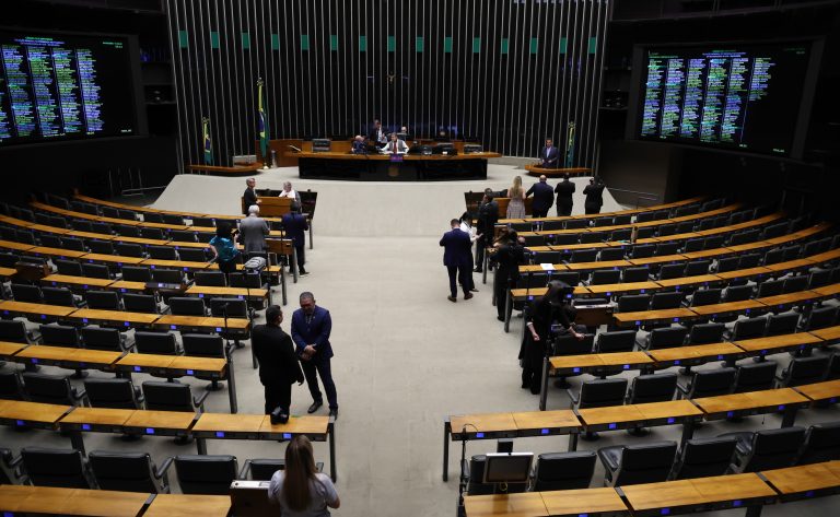 Discussão e votação de propostas legislativas.