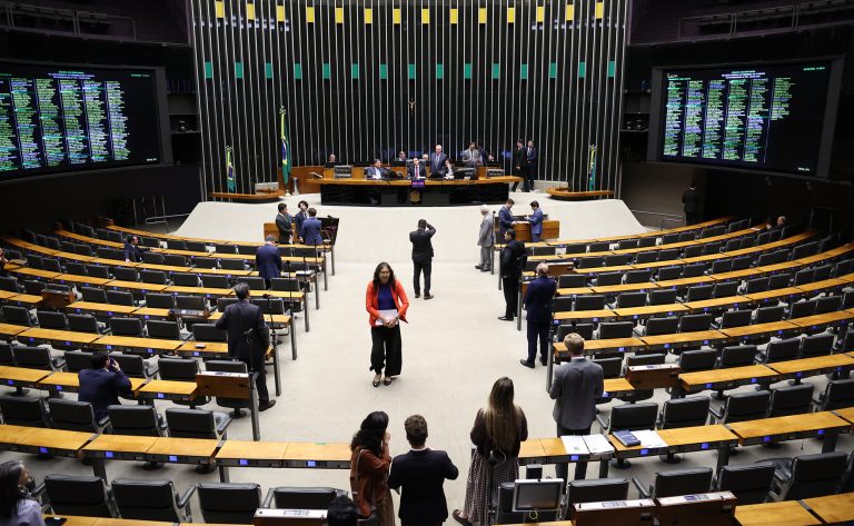 Câmara pode votar nesta terça projetos sobre crimes sexuais, fertilizantes e transporte público