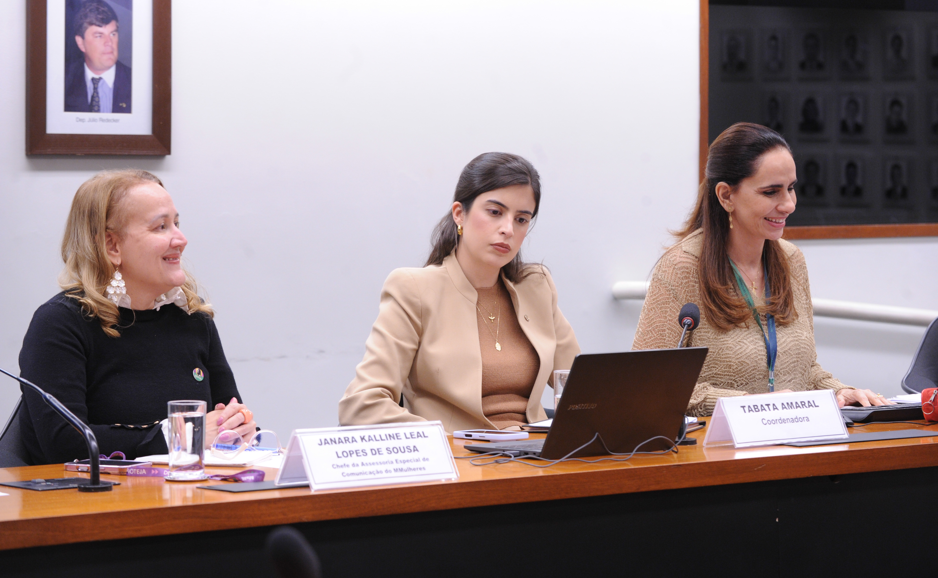 Especialistas defendem na Câmara controle da violência contra mulheres nas plataformas digitais Especialistas defendem na Câmara controle da violência contra mulheres nas plataformas digitais