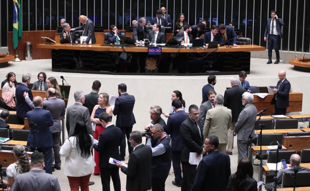 Deputados aprovam projeto que impede a fiscalização ambiental de adotar medidas cautelares Deputados aprovam projeto que impede a fiscalização ambiental de adotar medidas cautelares