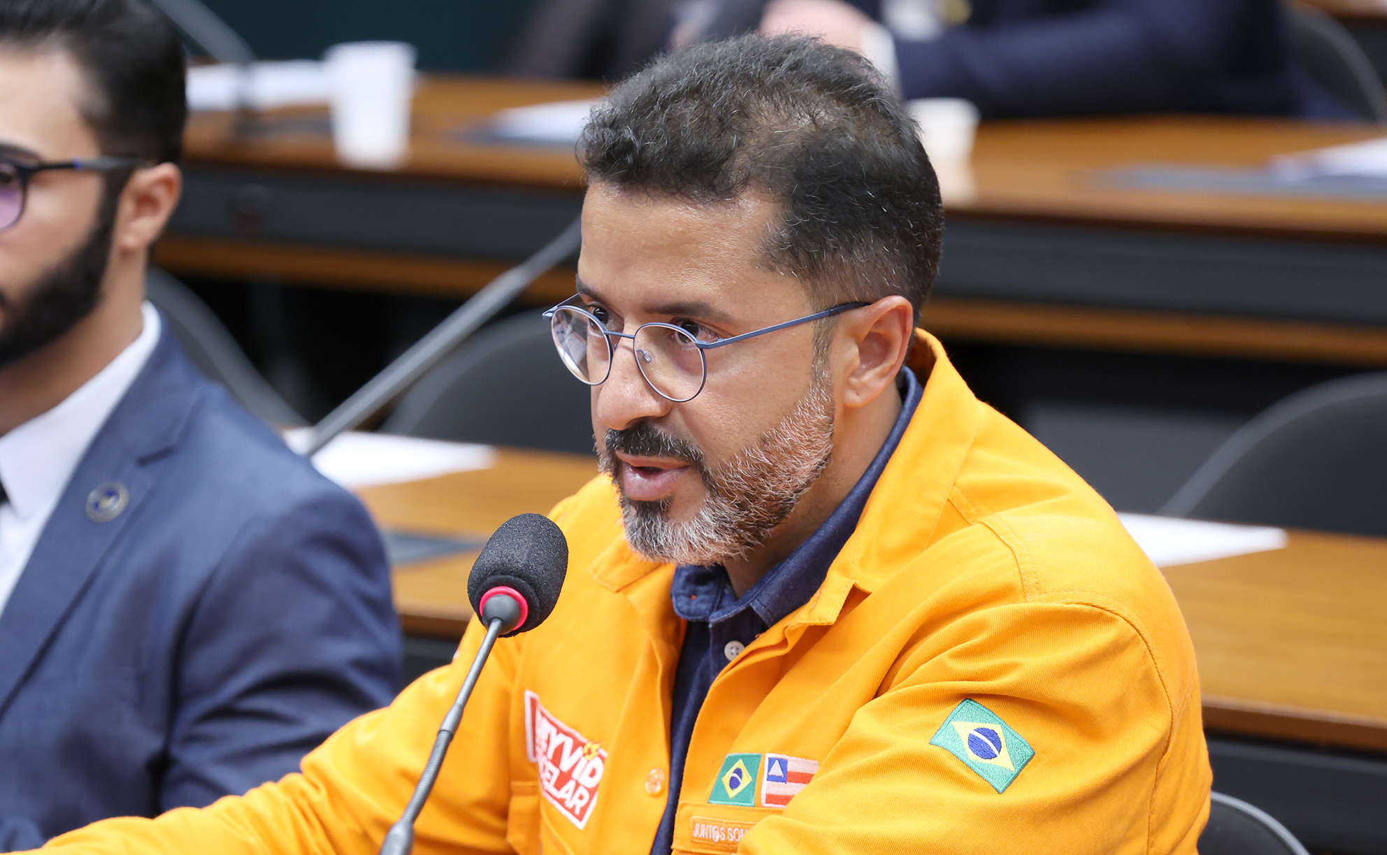 Debatedores divergem sobre medidas do governo para conter preços dos combustíveis Debatedores divergem sobre medidas do governo para conter preços dos combustíveis