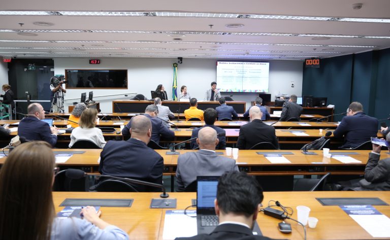 Debatedores divergem sobre medidas do governo para conter preços dos combustíveis
