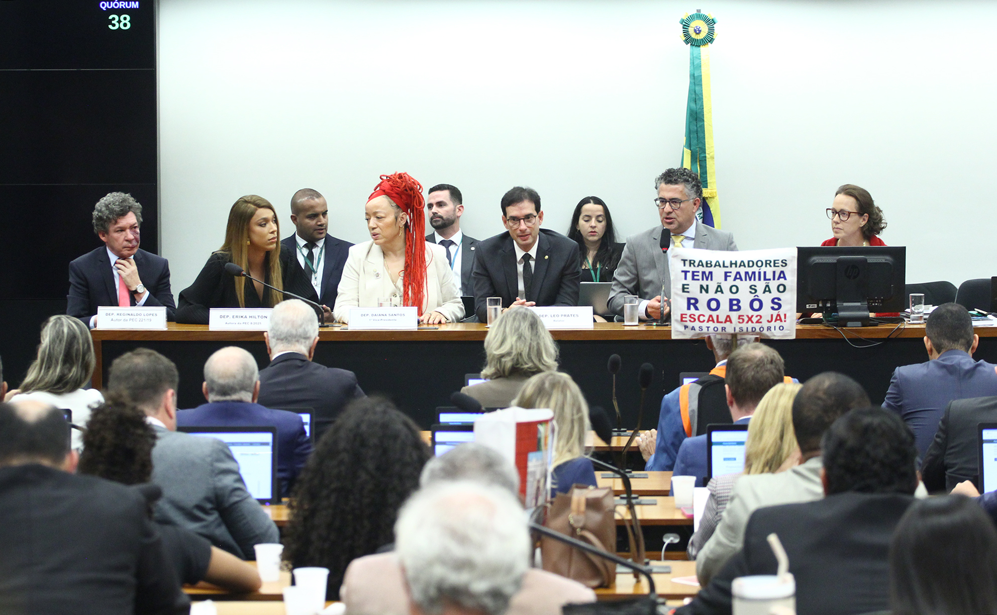 Fim da escala 6x1: relator propõe jornada de 40h semanais com transição de 14 meses; votação será nesta quarta