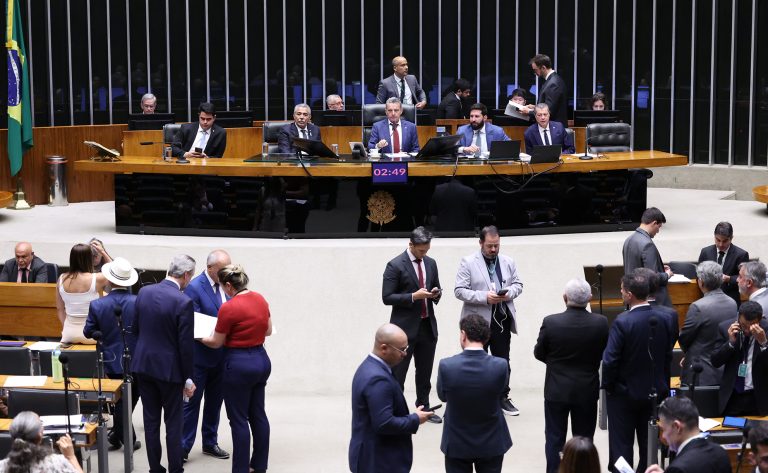 Discussão e Votação de propostas legislativas.
