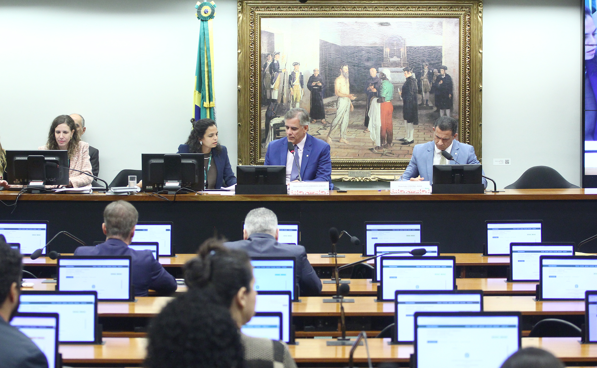 Relator conclui leitura de parecer favorável à redução da maioridade penal; votação é adiada Relator conclui leitura de parecer favorável à redução da maioridade penal; votação é adiada