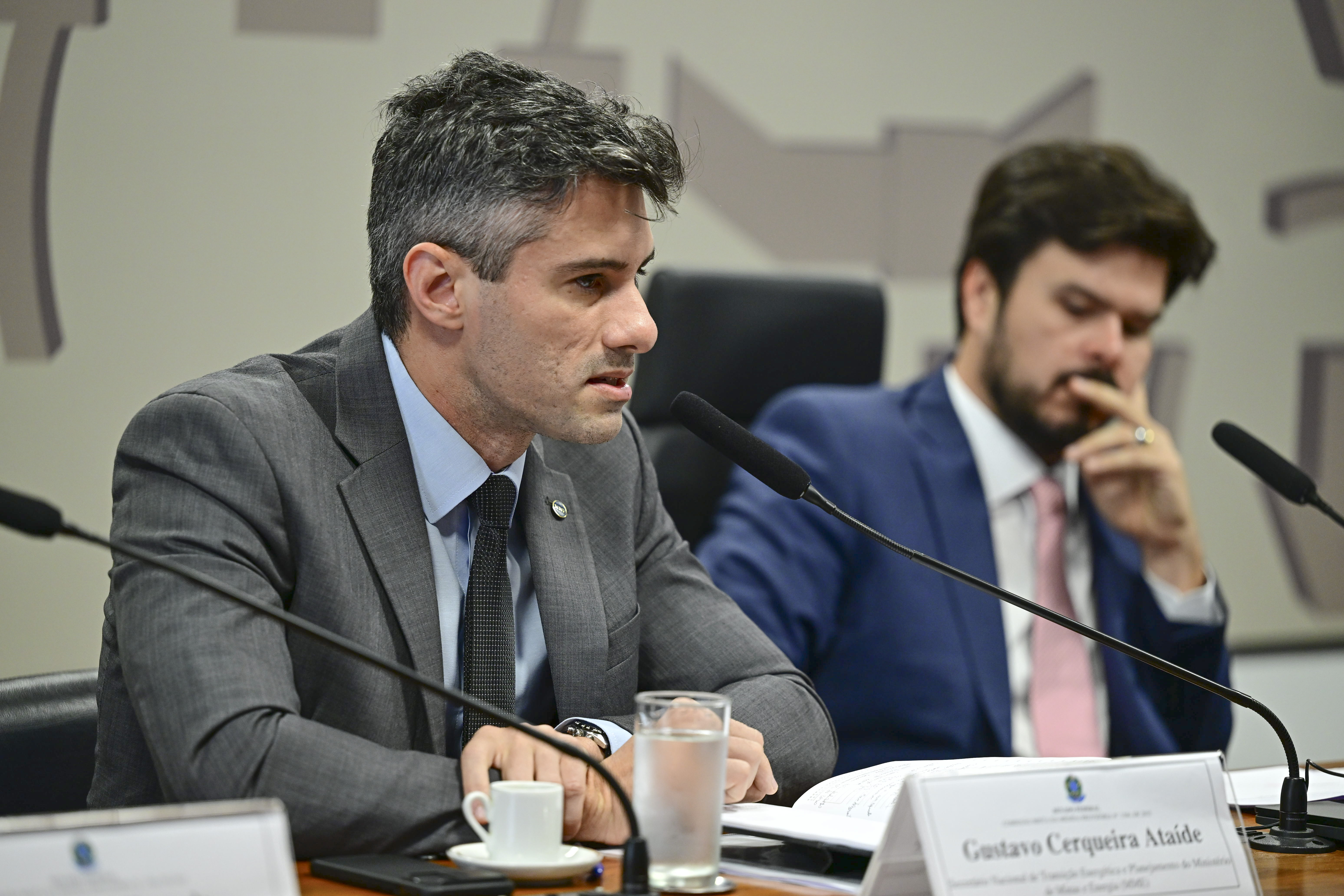 Ministro de Minas e Energia presta esclarecimentos sobre setor elétrico nesta terça