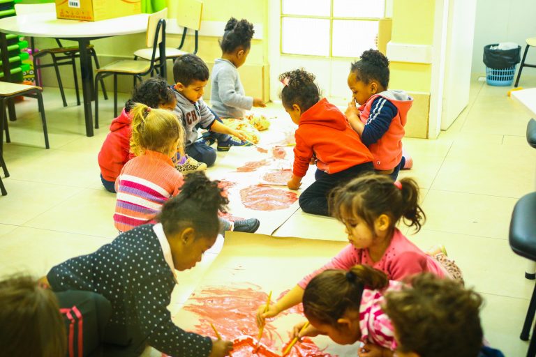 Educação - sala de aula - ensino fundamental escolas alunos crianças artes plásticas pinturas tintas desenhos
