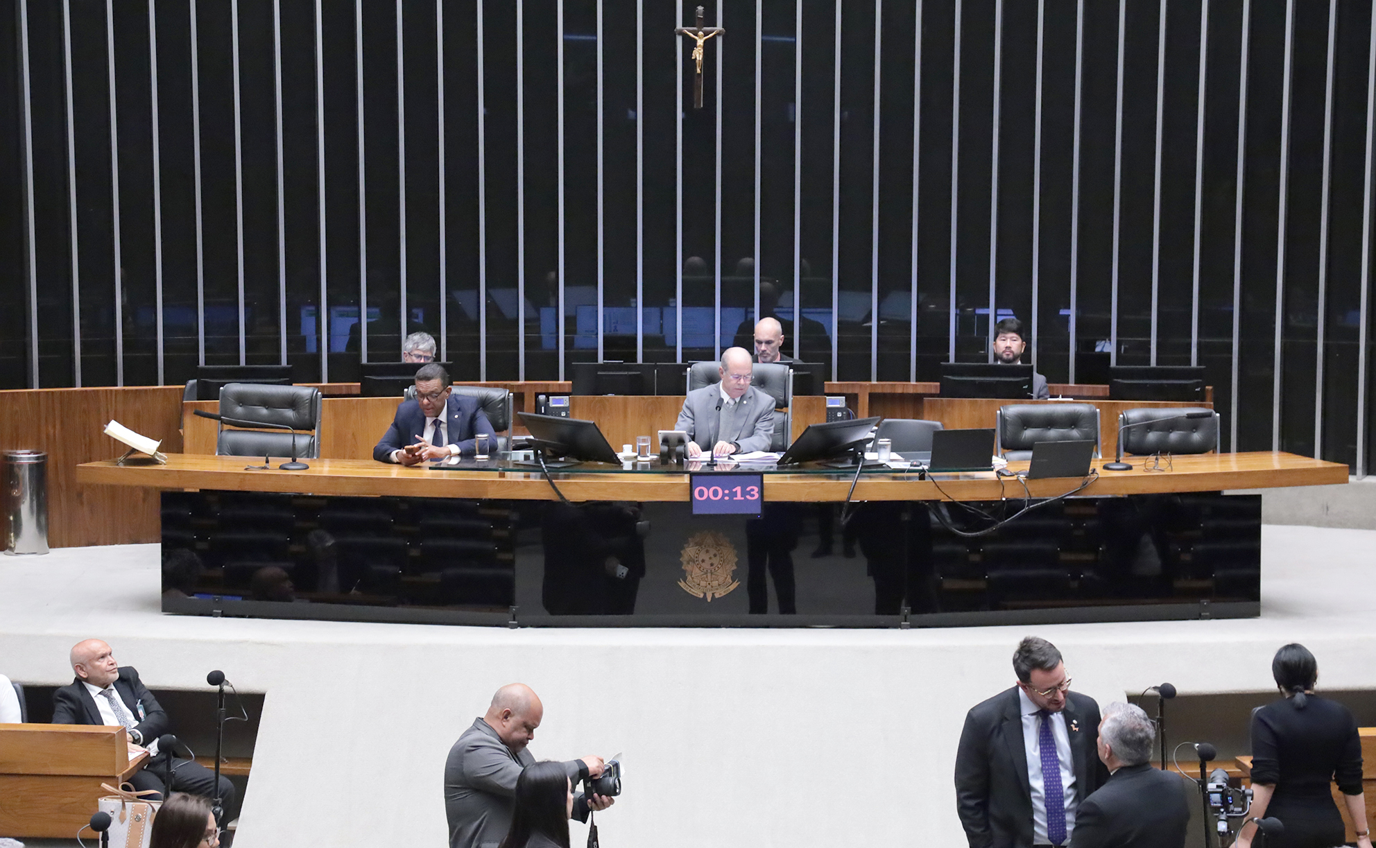 Deputados analisam em Plenário pedidos de urgência para projetos; acompanhe