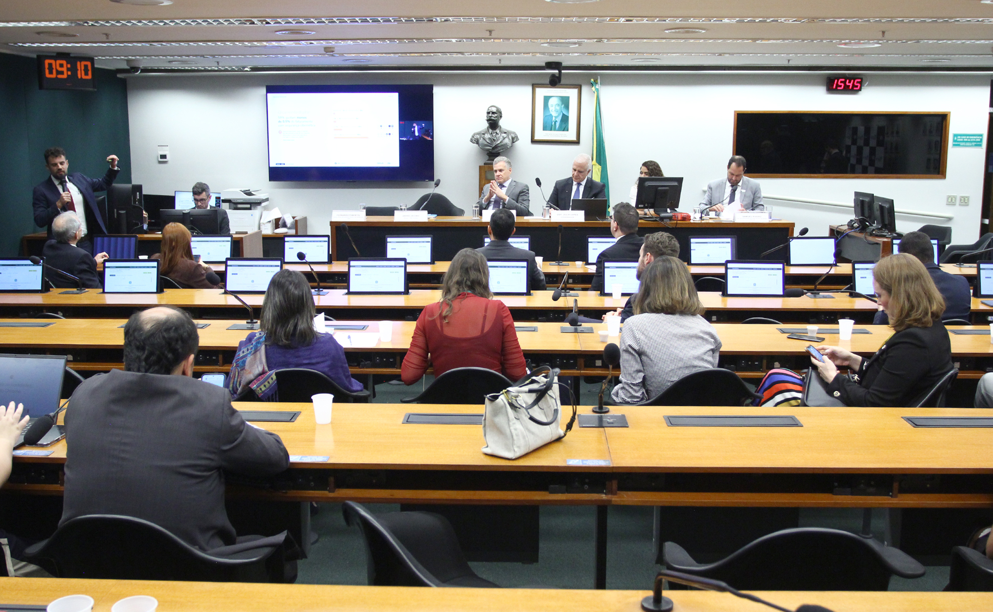 Pirataria aumenta informalidade e custos para a indústria, dizem especialistas em debate na Câmara Pirataria aumenta informalidade e custos para a indústria, dizem especialistas em debate na Câmara