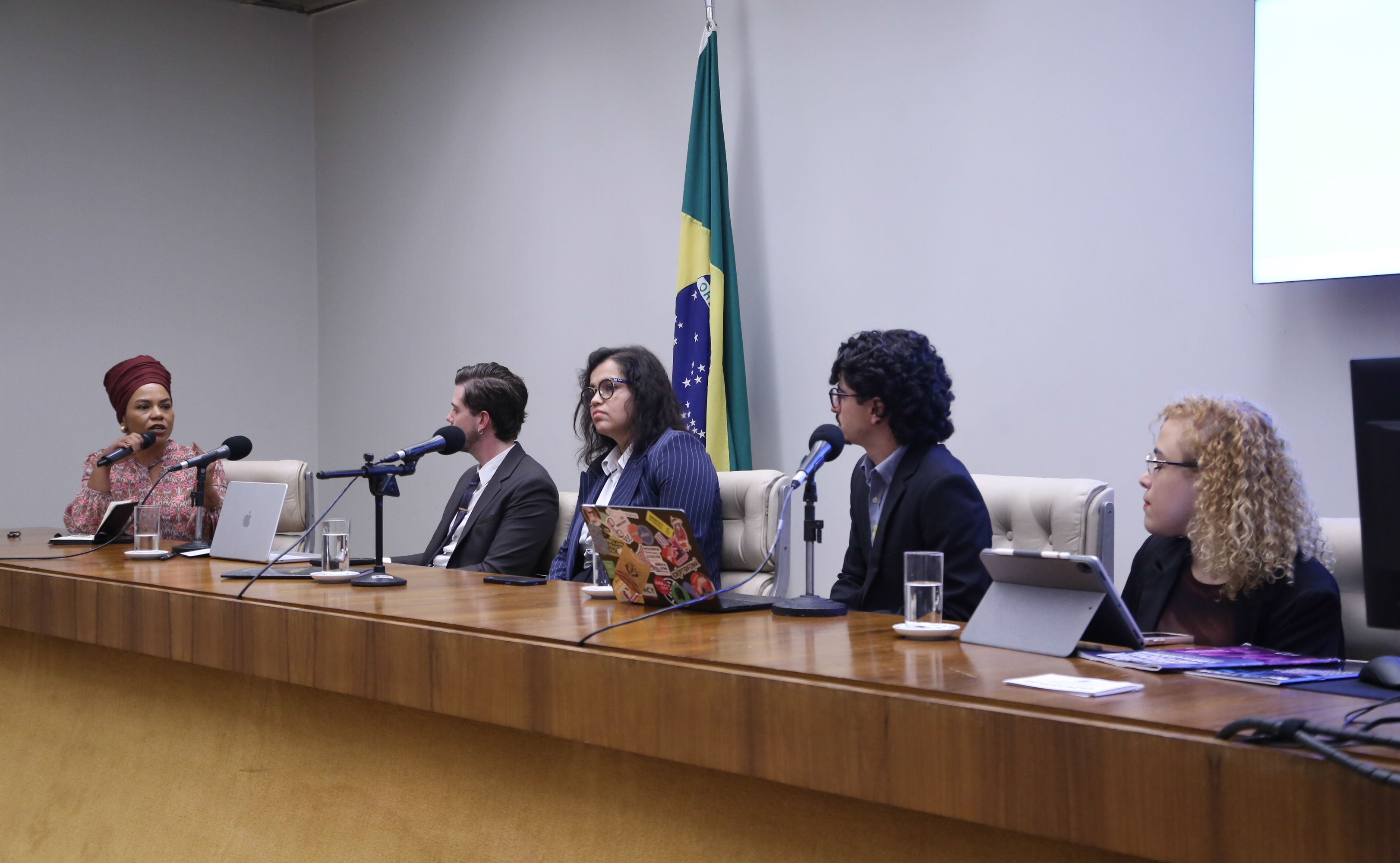 Participantes de seminário pedem requisitos ambientais para instalação de centros de processamento de dados Participantes de seminário pedem requisitos ambientais para instalação de centros de processamento de dados