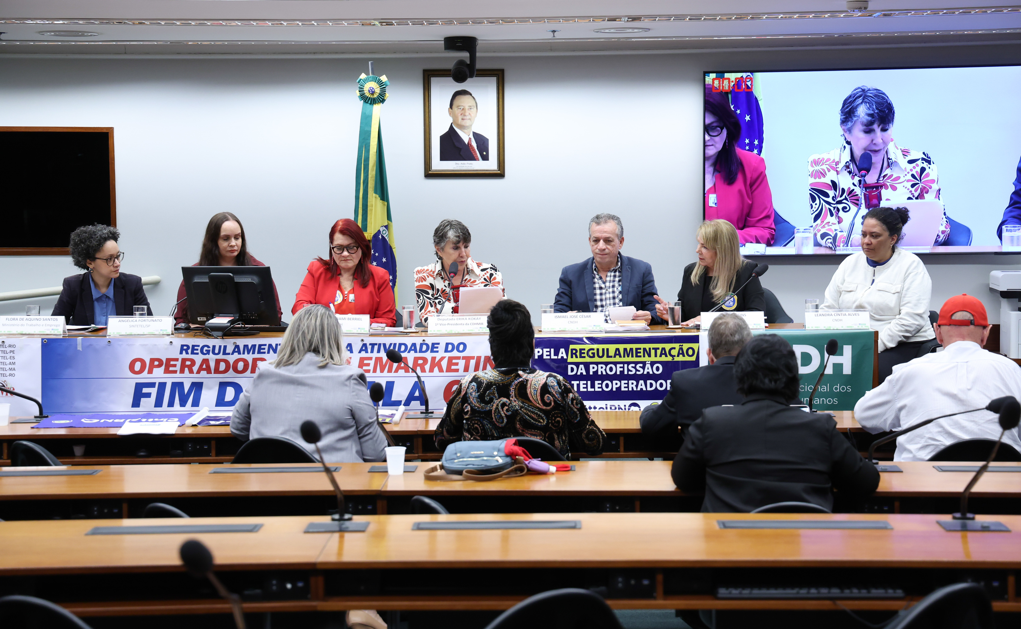 Operadores de telemarketing denunciam precarização do trabalho e pedem regulamentação da profissão Operadores de telemarketing denunciam precarização do trabalho e pedem regulamentação da profissão