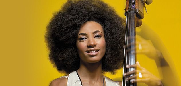 Contrabaixista e cantora Esperanza Spalding: versatilidade (reprise)