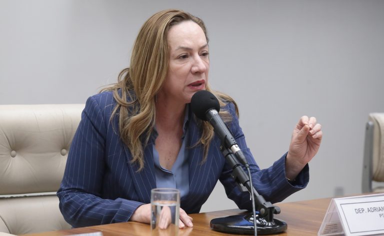 Comissão aprova projeto que obriga agressor a pagar por tornozeleira eletrônica