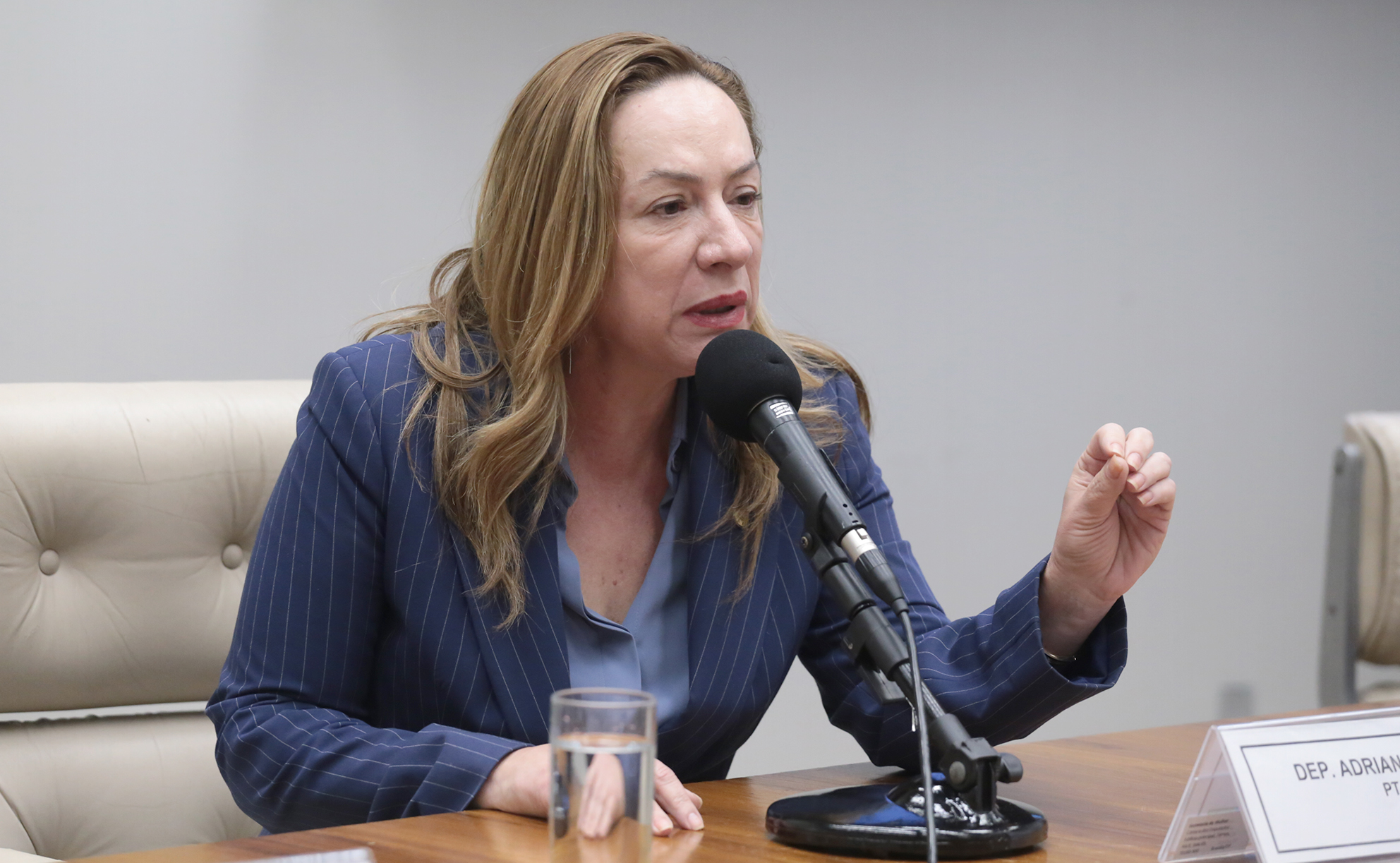 Comissão aprova projeto que obriga agressor a pagar por tornozeleira eletrônica Comissão aprova projeto que obriga agressor a pagar por tornozeleira eletrônica