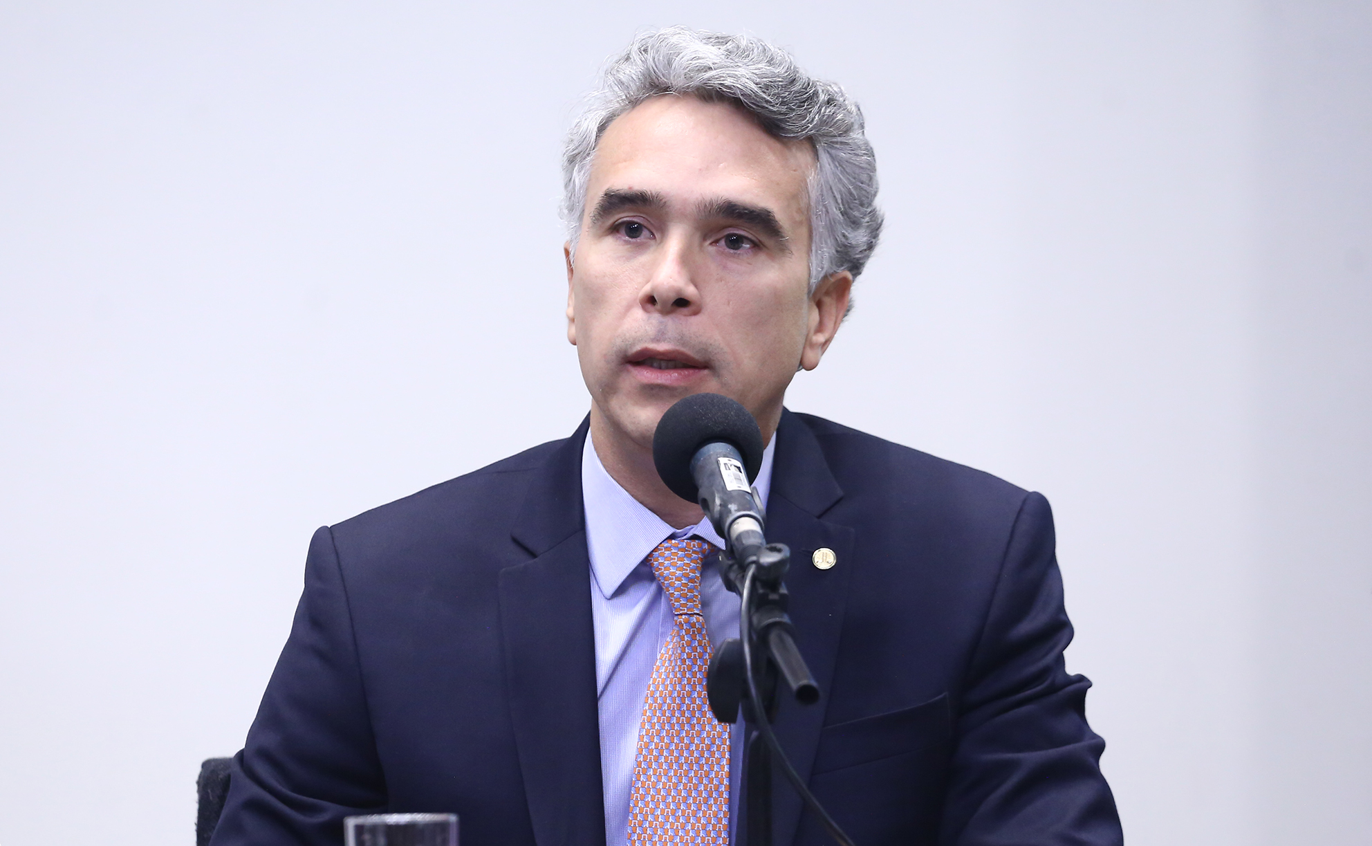 Comissão aprova projeto que permite a terapeutas de alunos autistas usar celular e tablet na escola Comissão aprova projeto que permite a terapeutas de alunos autistas usar celular e tablet na escola