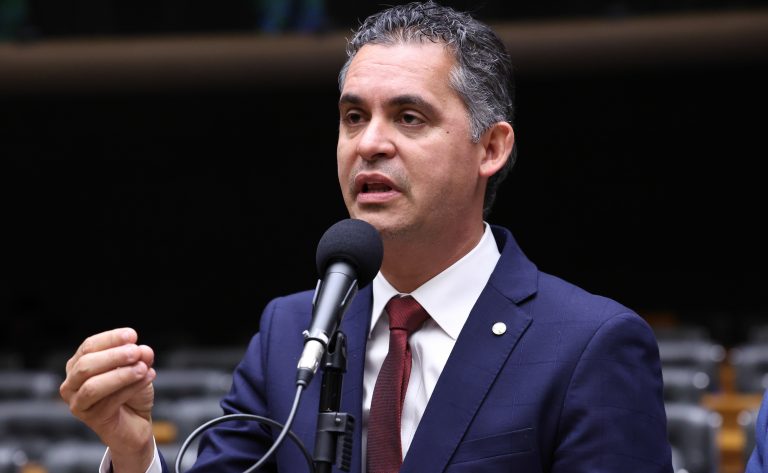 Deputado Gilson Daniel (Podemos-ES) fala no Plenário da Câmara dos Deputados