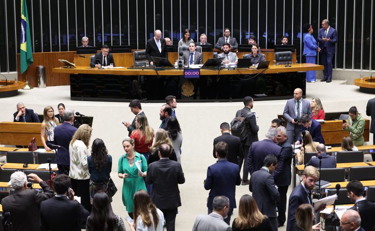 Retrospectiva: Câmara aprovou no 1º semestre acordo Mercosul-UE, fim da escala 6x1 e reajuste para professores Retrospectiva: Câmara aprovou no 1º semestre acordo Mercosul-UE, fim da escala 6x1 e reajuste para professores
