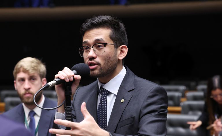 Deputado Kim Kataguiri fala ao microfone
