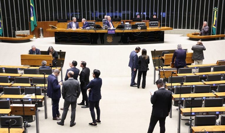 Discussão e votação de propostas legislativas.